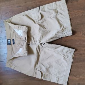 New without tags Men's North Face 36 khaki cargo shorts